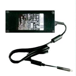 Ein schwarzes Laptop-Netzteil mit Kabel, Steckdose und diversen technischen Details auf dem Etikett.