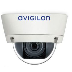 Kuppelüberwachungskamera mit dem Markennamen 'Avigilon' auf der weißen Gehäuseabdeckung.
