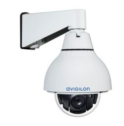 Weiße Avigilon-Überwachungskamera mit Dome-Gehäuse und Wandhalterung.