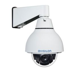 Eine weiße Avigilon Überwachungskamera mit Kuppeldesign, montiert an einer Wandhalterung.