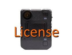 Quadratische Kamera mit großem Objektiv in der oberen linken Ecke, überlagert von großem orangefarbenem Text "License".