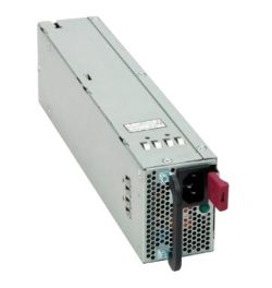 Ein silbernes Computer-Netzteil in länglicher Form mit einem roten Schalter an der Vorderseite und mehreren Lüftungsschlitzen auf der Seite.