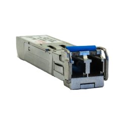 Ein SFP-Transceiver-Modul mit metallischem Gehäuse und zwei Anschlüsselementen.