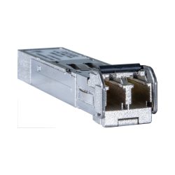 Nahaufnahme eines metallischen SFP-Moduls mit einem rechteckigen Gehäuse und einem Anschluss auf der Vorderseite.