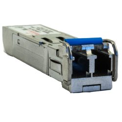 Ein SFP-Modul mit Metallgehäuse und blauen Details auf weißem Hintergrund.