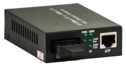 Ein schwarzer Medienkonverter mit einer Ethernet- und einer Glasfaseranschlussbuchse, grünen Status-LEDs und Aufschrift auf der Oberseite.