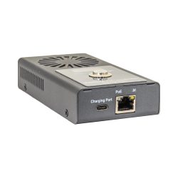 Ein schwarzes elektronisches Gerät mit einem USB-C-Ladeanschluss und einem Ethernet-Anschluss, das zur Stromversorgung über das Netzwerk (PoE) fähig ist.