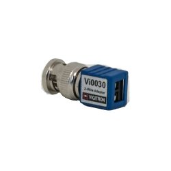 Ein blauer Vi0030 2-Wire-Adapter von Vigitron, kombiniert mit einem metallenen Koaxialstecker, auf einem weißen Hintergrund.