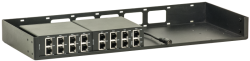 Ein schwarzer Netzwerkswitch mit 16 Ethernet-Ports ist seitlich in einem offenen, rechteckigen Gehäuse montiert. Ein Netzstecker ist an der rechten Seite des Schalters sichtbar.