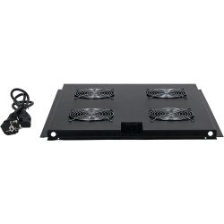 Ein schwarzes Rack-Lüftermodul mit vier Lüftern und einem separaten Netzkabel auf weißem Hintergrund.