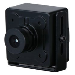 Eine kleine schwarze Sicherheitskamera mit einem rechteckigen Gehäuse und einem zentralen Objektiv auf der Vorderseite, montiert auf einem Halterungssystem.