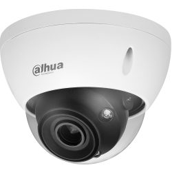 Nahaufnahme einer weißen Dome-Sicherheitskamera der Marke Dahua mit schwarzem Objektiv und dahinter liegenden Infrarot-LEDs.
