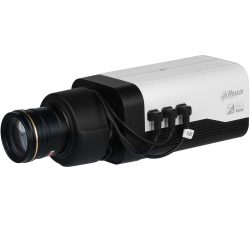 Eine CCTV-Kamera von Dahua Technology in einem kompakten rechteckigen Design mit einem großen schwarzen Objektiv und mehreren Anschlusskabeln auf der Seite.