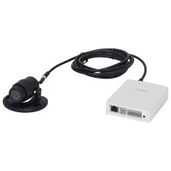 Kompakte Überwachungskamera mit schwarzem Gehäuse auf einem Ständer, verbunden durch ein langes Kabel mit einer weißen Netzwerkbox, die mehrere Anschlüsse aufweist.