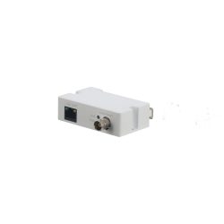 Kompaktes weißes Netzwerkgerät mit einem Ethernet-Port, einem koaxialen Anschluss und LED-Anzeigen, auf einem weißen Hintergrund.