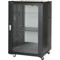 Schwarzer Server-Schrank mit Glasfront und perforierten Seitenwänden, ausgestattet mit Rollen für Mobilität.