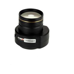 Nahaufnahme eines großen, schwarzen Kameraobjektivs mit einem goldenen Ring. Es ist ein dahua Produkt. Auf der Seite befindet sich ein Etikett mit Modell- und Seriennummer.