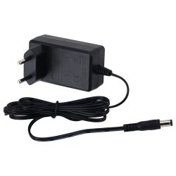 Ein schwarzes Netzteil mit zwei Eurosteckern und einem langen Kabel, das in einer Schlaufe gebunden ist.