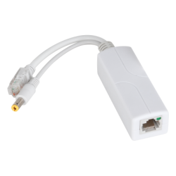 Ein Injektor für Power over Ethernet (PoE) mit einem weißen Gehäuse und zwei Kabeln: eines mit einem Ethernet-Stecker und das andere mit einem Gleichstromstecker.