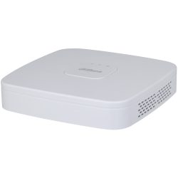 Ein weißer, quadratischer DVR mit abgerundeten Ecken und Lüftungsschlitzen an der Seite, auf dessen Oberseite ein Logo zu sehen ist.
