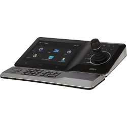 Eine moderne Steuerungskonsole mit einem Touchscreen-Display, einer Tastatur, einem Joystick und mehreren Steuerknöpfen. Die Oberfläche zeigt verschiedene Bedienungssymbole und das Gerät ist ergonomisch gestaltet.