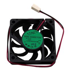 Ein schwarzer Computerlüfter mit einem grünen Aufkleber, der Modell AD0605LX-D90 und technische Details zeigt, sowie einem weißen Steckanschluss an rot-schwarzen Kabeln.