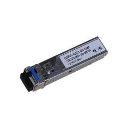Ein SFP-Transceiver mit einem silbernen Gehäuse, blauem Kunststoffelement und Kennzeichnungen zur Spezifikation und Zertifizierung auf der Oberfläche.