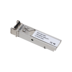 Ein Glasfaser-SFP-Modul mit silbernem Gehäuse und Beschriftung auf der Oberseite, einschließlich CE- und FCC-Zeichen.