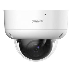 Nahaufnahme einer weißen Dome-Kamera von Dahua Technology, die einen klaren Schutzmantel und ein sichtbares Kameraobjektiv hat.