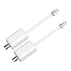 Zwei weiße Netzwerkadapterkabel mit RJ45- und Koaxialanschlüssen in der Nahaufnahme.
