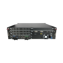 Ein schwarzes, rechteckiges Server- oder Netzwerkrackgerät mit zahlreichen Anschlüssen und Ports an der Vorderseite.