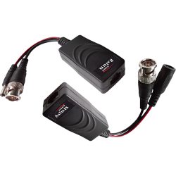 Zwei Video-Balun-Adapter mit Gehäusen aus schwarzem Kunststoff, die über BNC-Anschlüsse und ein Kabelpaar mit roten und schwarzen Drähten verfügen.
