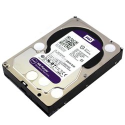 Eine interne Festplatte der Marke WD Purple, erkennbar an ihrem silbernen Gehäuse und dem violetten Label mit technischem Aufdruck.