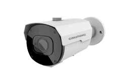 Eine weiße Überwachungskamera von Grundig mit einem schwarzen Frontbereich und einer Linsenabdeckung, seitlich angebracht an einer Wandhalterung.