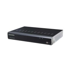 Ein schwarzer Netzwerk-Videorekorder von Grundig mit einem USB-Anschluss und Lüftungsschlitzen an der Seite.