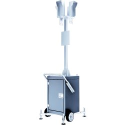 Ein mobiler Lautsprecherturm mit Metallgehäuse und Rädern, ausgestattet mit einem hohen Mast und mehreren Lautsprechern an der Spitze.