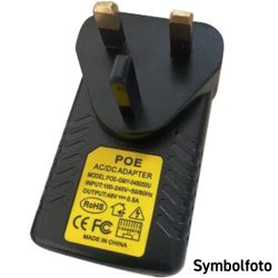 Ein schwarz-gelbes AC/DC-Adapter mit drei Steckstiften und Aufschrift 'POE' sowie technischen Spezifikationen auf einem gelben Etikett.