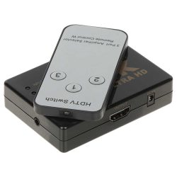 Ein 4K Ultra HD HDMI-Switch mit drei Anschlüssen und dazugehöriger Fernbedienung, die oben darauf platziert ist.