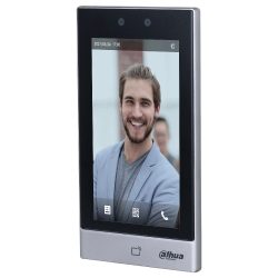 Ein digitales Türsprechgerät mit einem Display, das das Bild einer lächelnden Person zeigt, umgeben von einem silbernen Rahmen der Marke Dahua.