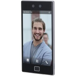 Ein Smartphone mit einem Bild von einem lächelnden Mann auf dem Bildschirm, im Hintergrund ist eine unscharfe Person zu erkennen.