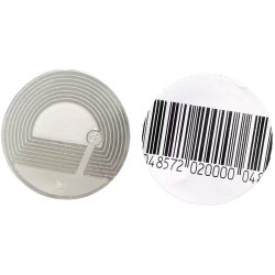 Zwei runde RFID-Etiketten, eines mit einem spiralförmigen Schaltkreis auf transparentem Material, das andere mit einem Barcode und Zahlen auf weißem Hintergrund.