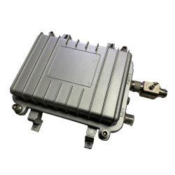 Eine grau-metallene ODB2-GPS-Verfolgungseinheit mit robustem Gehäuse und Steckverbindungen an der Seite.